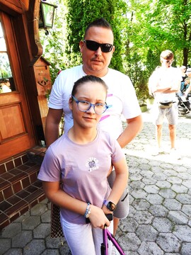Pohoda se je udeležila po uspešnem zdravljenju v Ameriki tudi 14_letna Brina Slivnikar iz Vaš pri Medvodah_ki  je bila pred desetimi leti operirana v Ameriki